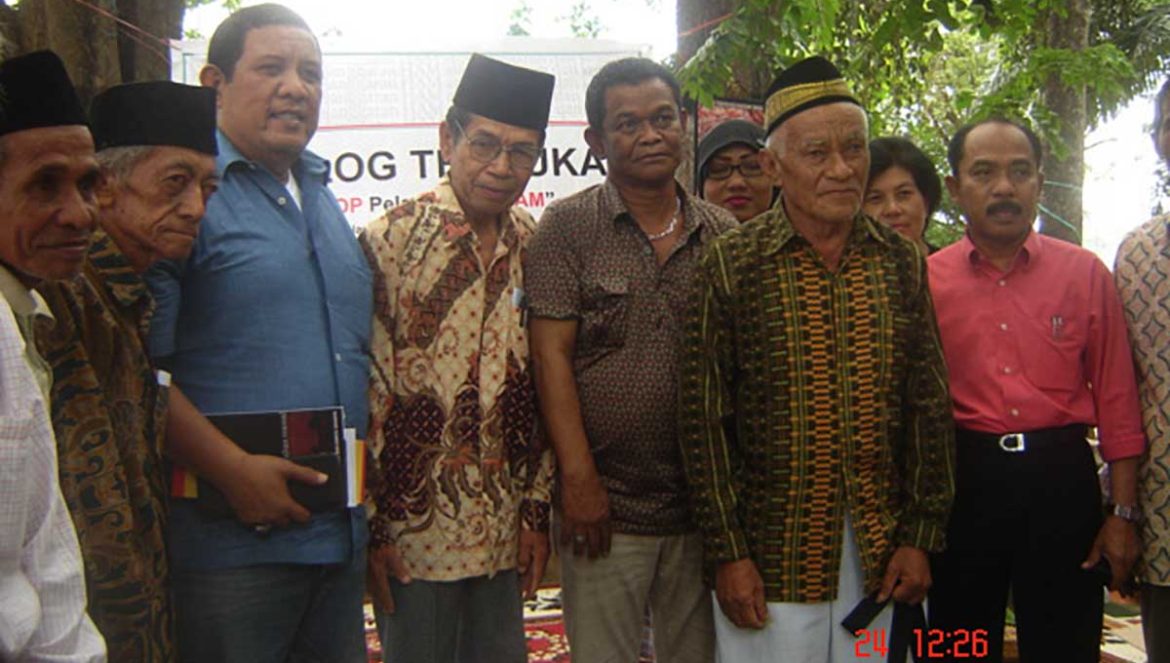 Wali Kota Palu, Rusdy Mastura, bersama korban Peristiwa 1965.