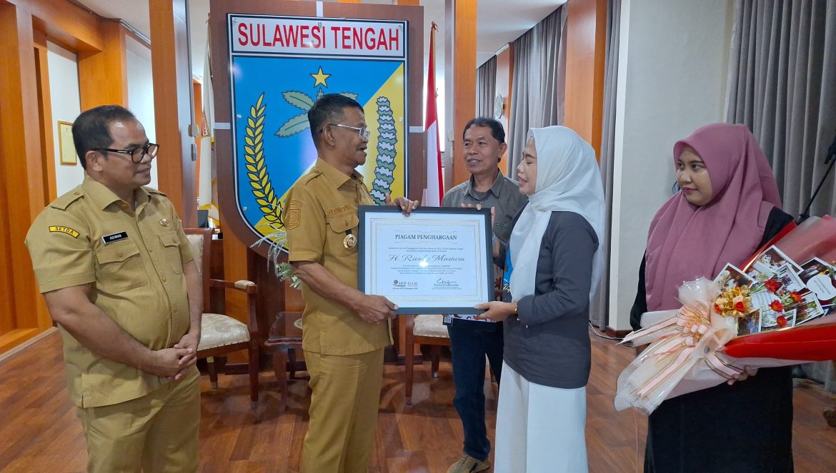 Foto: Bapak Rusdi Mastura menerima piagam penghargaan dari SKP-HAM Sulteng.