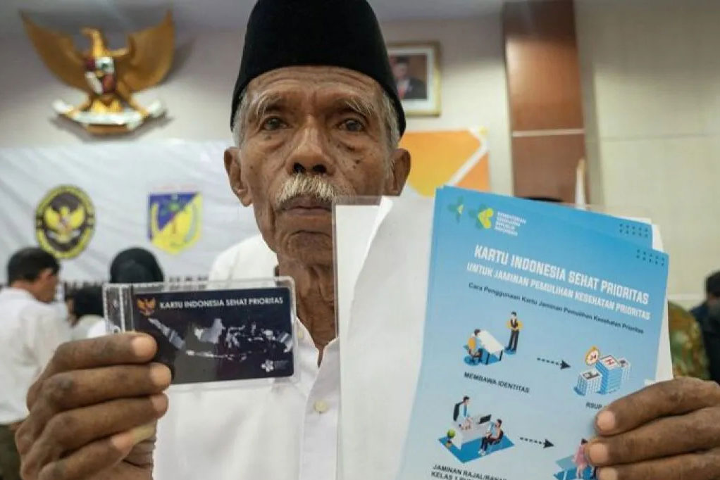 Djafar, penyintas Peristiwa 1965/1966 asal Kota Palu. Ia menunjukkan Kartu Prioritas Indonesia Sehat yang diterima dari Program PPHAM. Djafar merupakan salah satu dari sedikit penyintas yang masih hidup dan sejak awal memperjuangkan hak-haknya di SKP-HAM. Foto: © Basri Marzuki.