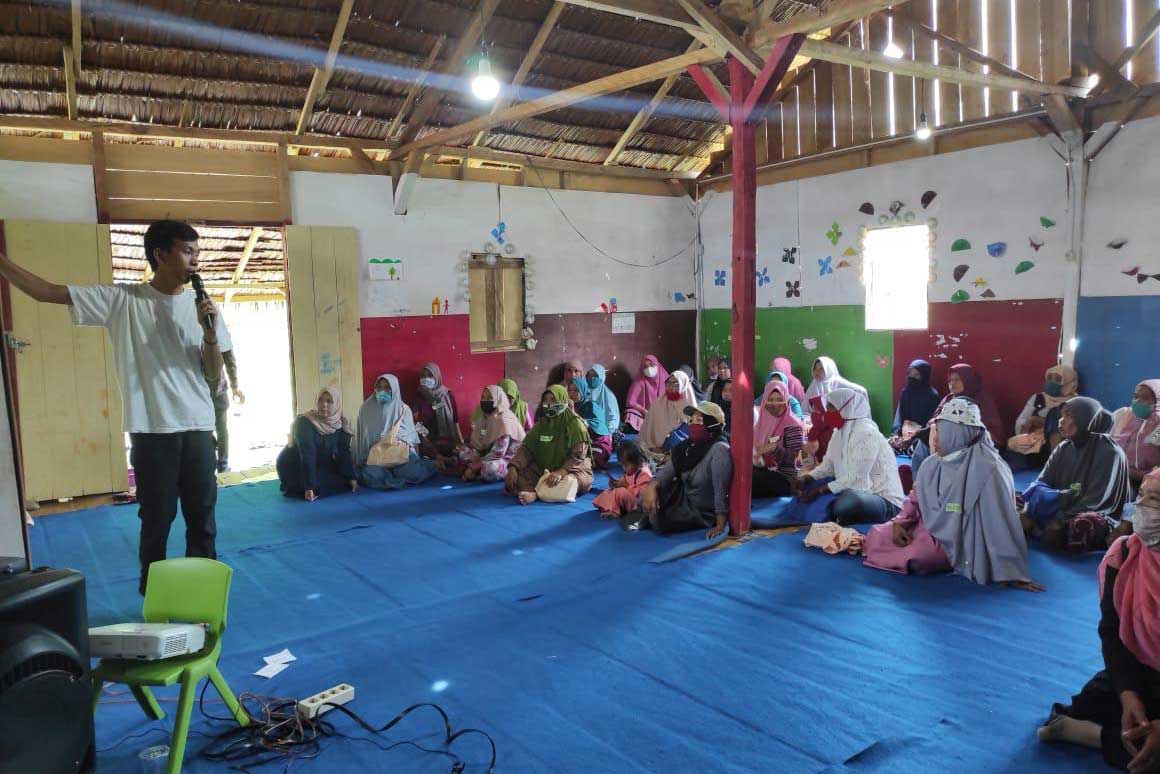 Kelas belajar kewirausahaan untuk kelompok usaha Perempuan Bangkele Meumba di Rumah Belajar Kulawi, Sigi.