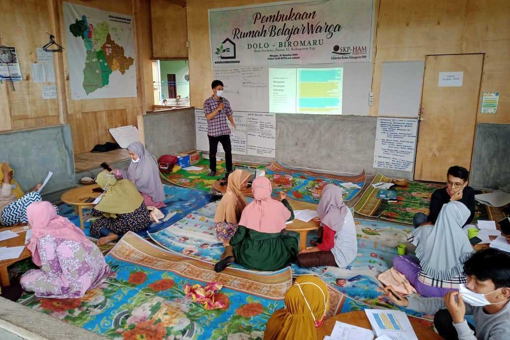Kelas belajar kewirausahaan kelompok perempuan Mombine Padagi di Rumah Belajar Dolo-Biromaru.