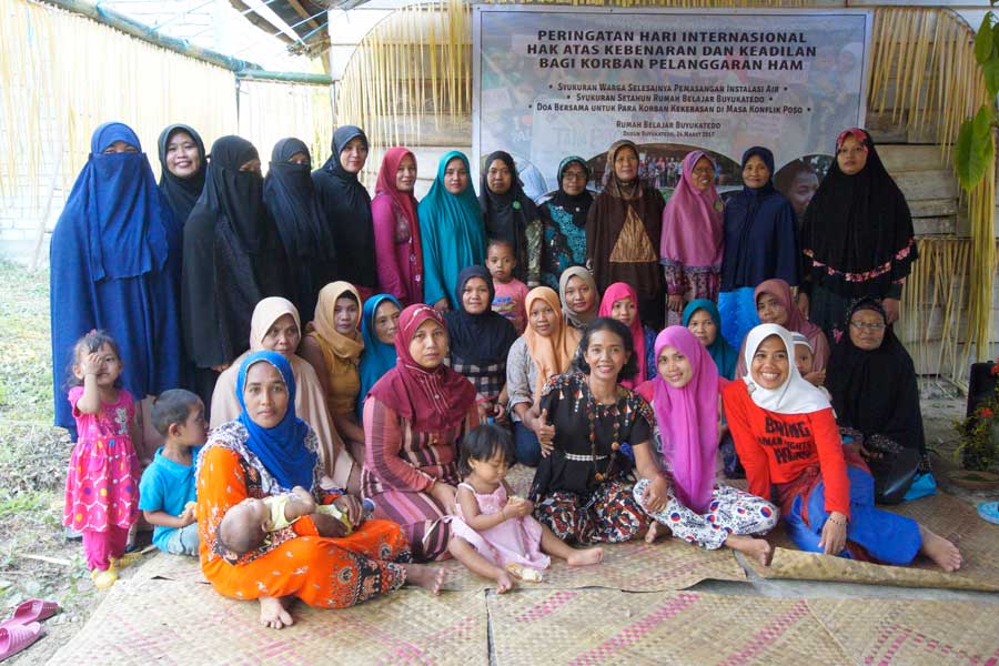 Para perempuan di Buyu Katedo, Poso. Ketika terjadi Konflik Poso, Buyu Katedo adalah wilayah yang terdampak cukup parah.