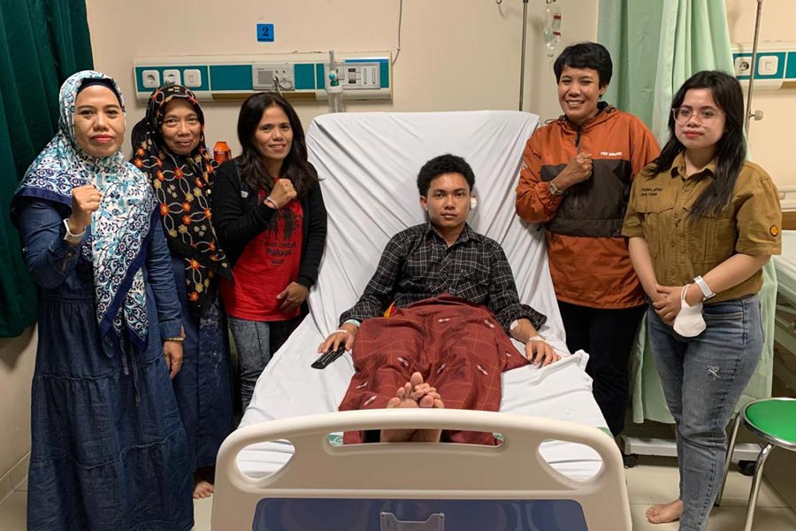 SKP-HAM bersama Gerakan Perempuan Bersatu Sulawesi Tengah saat menjenguk salah seorang mahasiswa yang menjadi korban kekerasan aparat saat melakukan aksi Kawal Putusan Mahkamah Konstitusi, Agustus 2024.