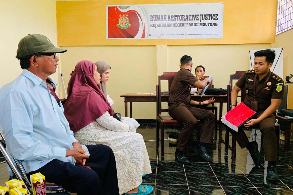 Mendampingi keluarga Erfaldi di Kejaksaan Negeri Parigi Moutong guna memperoleh keterangan terkait kelanjutan persidangan kasus kematian Erfaldi.