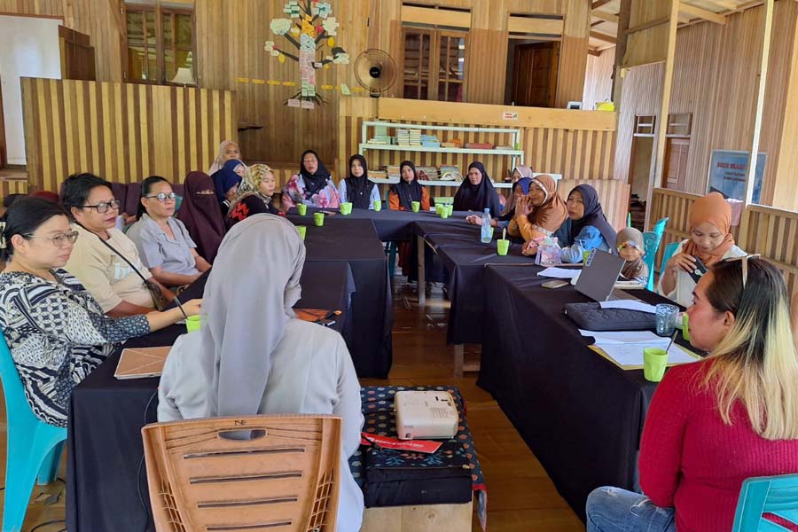 Pertemuan konsolidasi perempuan korban Konflik Poso dengan Komnas Perempuan. Pertemuan ini di antaranya dihadiri oleh keluarga korban penghilangan paksa, keluarga korban pembantaian, korban eksploitasi seksual oleh militer, dan korban aksi terorisme.