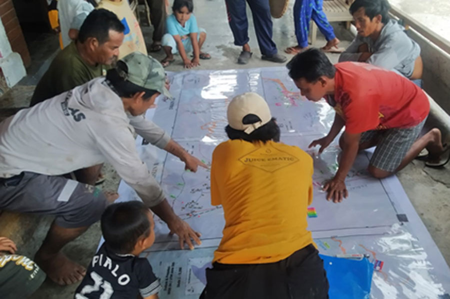 Warga membuat peta partisipatif untuk mengidentifikasi titik-titik ancaman bencana di desa. Peta-peta ini akan menjadi bagian dari dokumen Penilaian Risiko Bencana, yang disiapkan secara kolaboratif oleh warga dari setiap desa dampingan.