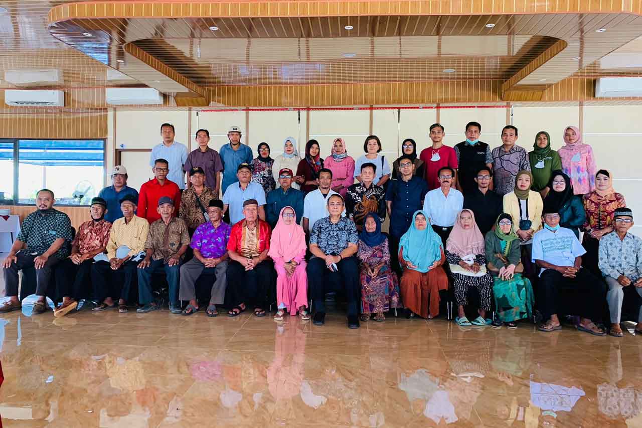 Tim Penyelesaian Non-Yudisial Pelanggaran HAM Berat Masa Lalu yang diketuai oleh Prof. Dr. Makarim Wibisono, M.A., bersama perwakilan korban dan keluarga korban pelanggaran HAM Peristiwa 1965/1966 dari Kota Palu, Kabupaten Sigi, dan Kabupaten Donggala.